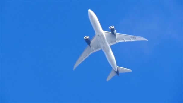 Weißes Flugzeug am Himmel — Stockvideo