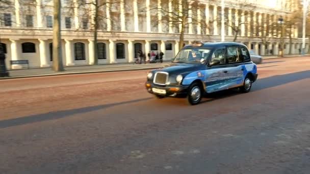 Black Londen taxi cab — Stockvideo