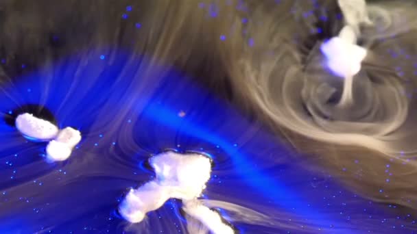 Bubbels en blauwe rook — Stockvideo