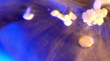 Bubbles ve mavi duman