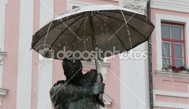 şemsiye ile öpüşen bir çift heykeli