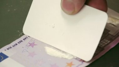 Euro fatura üzerine narkotik toz