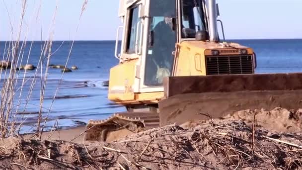 Maquinaria conseguir tierra de la orilla del lago — Vídeos de Stock
