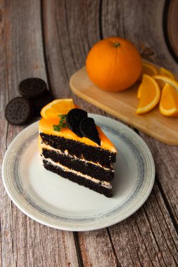 Portakallı çikolatalı kek ve turuncu meyve tabağı..