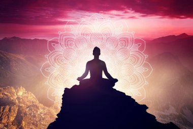 Mandala ile yoga nilüfer pozisyonunda meditasyon. Farkındalık ve özgüven pratiği. Güzel manzarada meditasyon yapan birinin silüeti..