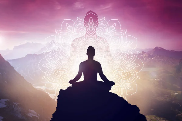 Meditasi Dalam Posisi Yoga Lotus Kebijaksanaan Dan Praktek Kepedulian Diri Stok Foto Bebas Royalti