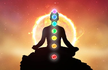 Çakralar ve yoga pozisyonu almış meditasyon yapan adamlar. Farkındalık ve özgüven pratiği. Güneşli arka planda çakraları olan meditasyonun silüeti.