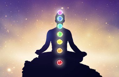 Çakralar ve yoga pozisyonu almış meditasyon yapan adamlar. Farkındalık ve özgüven pratiği. Yıldızların arka planında çakraları olan meditasyonun silüeti.