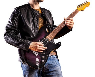 Gitarist beyaz üzerine izole edilmiş. Sanatçı ve müzisyen rock yıldızı gibi şarkı söylüyor. Rock gitaristi elektro gitarda solo çalıyor.. 
