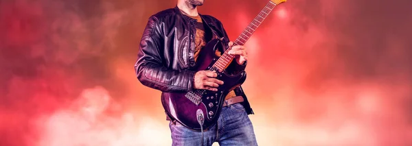 Guitarrista Rock Toca Sozinho Uma Guitarra Elétrica Artista Músico Actua Imagens De Bancos De Imagens Sem Royalties