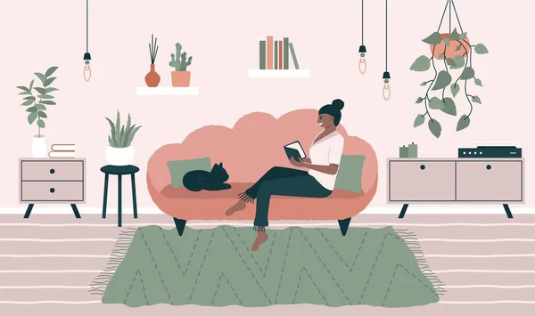 Femme souriante assise sur le canapé. Livre de lecture féminin détendu dans une chambre confortable, intérieur de la maison avec des plantes, chat. Illustration vectorielle — Image vectorielle