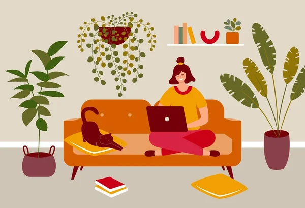 Mujer sentada y charlando en línea. Personaje femenino con portátil en sofá en acogedora casa interior plantas gato. vector abstracto plano — Archivo Imágenes Vectoriales