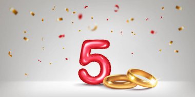 Şişme balon şeklinde 5 numaralı kırmızı balon. İki altın alyansı var. Açık arkaplanlı, renkli konfetilerle çevrili beşinci evlilik yıldönümünü, birlik ve aşkı simgeliyor..
