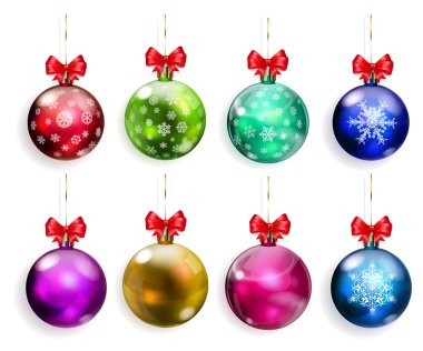 Kırmızı yay ile çok renkli Noel topları ayarla