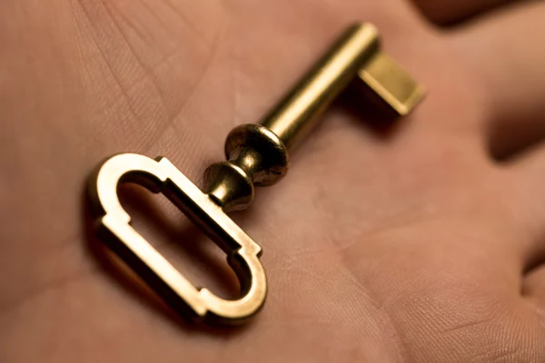 Старий ключ в руці — стокове фото