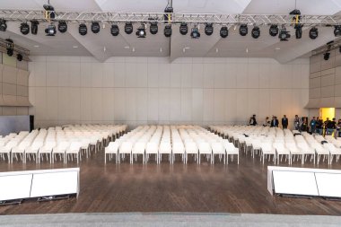 Büyük boş modern seminer, konferans salonu, kahve molası.