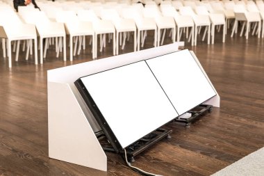 Seminer, konferans salonu küçük boş ekranlar.