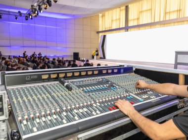 Konferansta uzaktan kumandayla çalışan ses operatörü