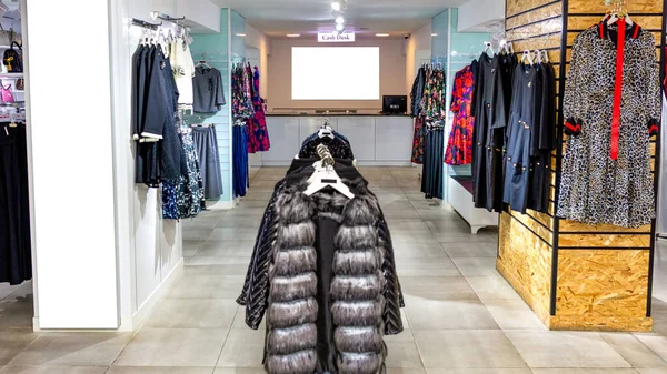 Modern Bir Mağazada Kadın Kıyafetleri Askıda — Stok fotoğraf