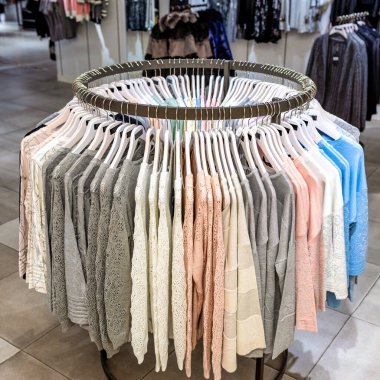 Perakende mağazasında askılarda renkli kadın giysileri. Moda ve alışveriş konsepti