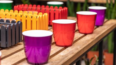 Plastik çiçek saksıları farklı renklerde