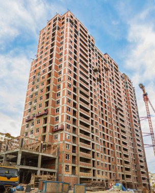 İnşaat alanında darağacına sahip yüksek binalar.