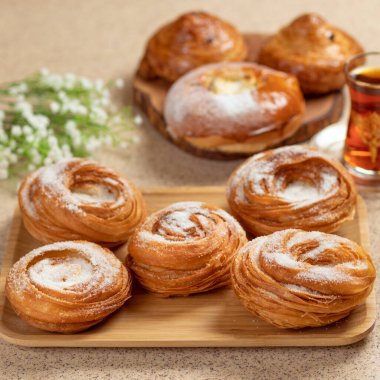 Çay bardaklı şekerli çörek. Yaklaş.