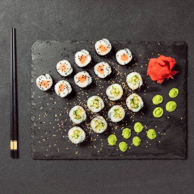 California Roll ve Avokado maki suşi üst görünümü