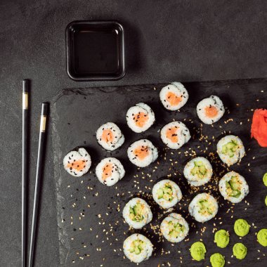 California Roll ve Avokado maki suşi üst görünümü