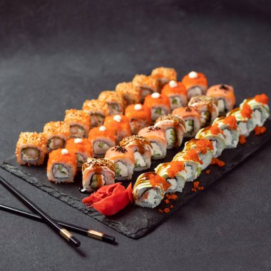 Feng Shui roll, Kani Hot Sushi Roll ve Philadelphia Roll yakın çekim