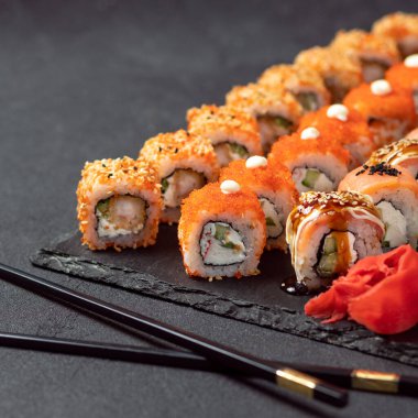 Feng Shui roll, Kani Hot Sushi Roll ve Philadelphia Roll yakın çekim
