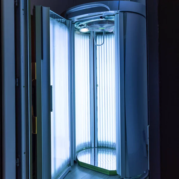 Mavi ışığı olan boş solaryum
