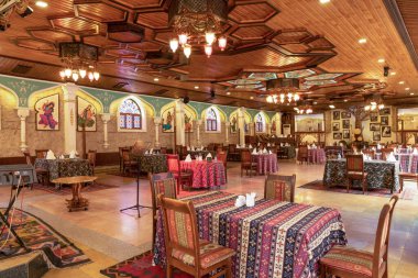 Eski tarz restoran ziyafeti salonu iç mekanı.