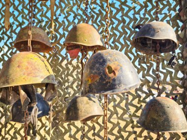 Duvardaki paslı asker miğferleri, kurşun deliği olan Bakü, Azerbaycan, 04-16-2021