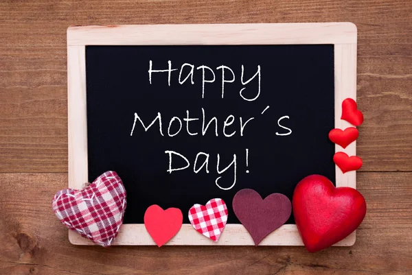 Svart tavla med textila hjärtan, text lyckliga mors dag — Stockfoto