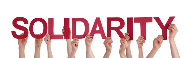 Många människor händer håller röda raka ord solidaritet — Stockfoto