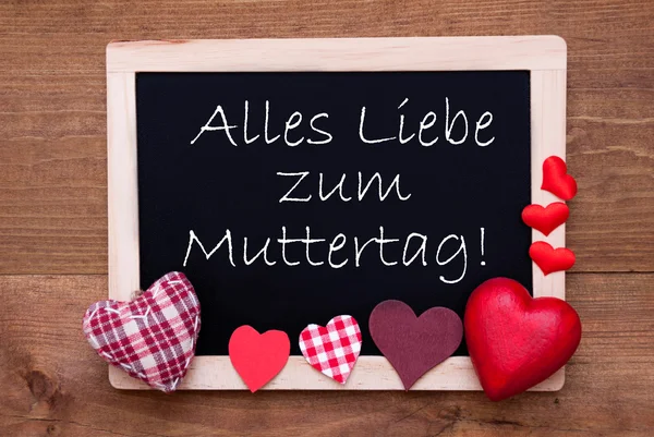 Blackboard met harten van textiel, tekst Muttertag betekent Happy Mothers Day — Stockfoto