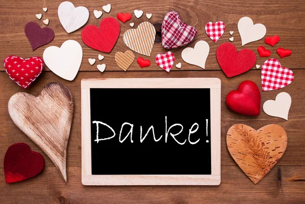 En Chalkbord, många röda hjärtan, Danke medel tack — Stockfoto
