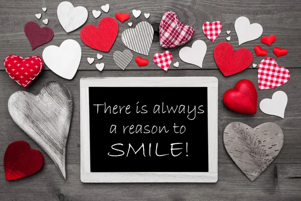 Chalkbord preto e branco, corações vermelhos, razão para sorrir — Fotografia de Stock