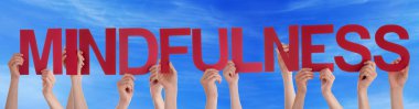 Birçok kişi kırmızı düz Word Mindfulness Holding eller mavi gökyüzü