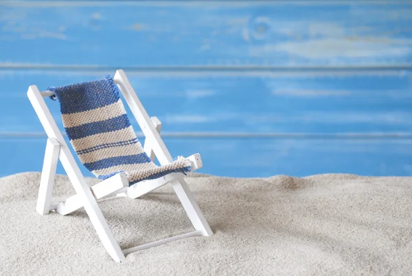 Sommer-Grußkarte mit Liegestuhl und Sand — Stockfoto