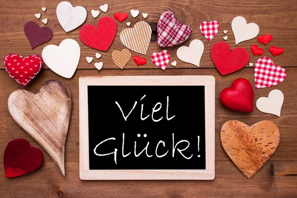 Um Chalkbord, muitos corações vermelhos, Viel Glueck significa boa sorte — Fotografia de Stock