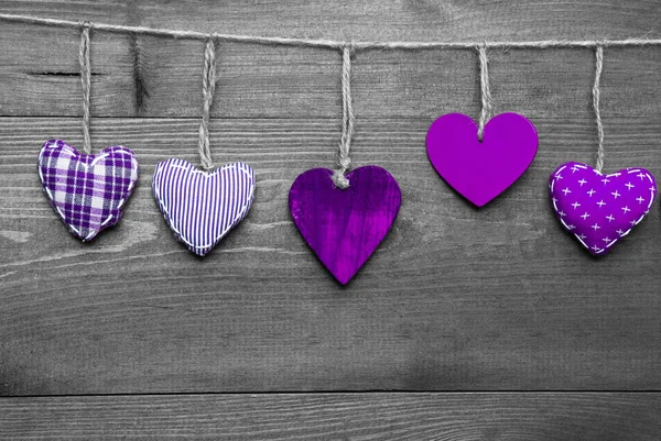 Tarjeta de felicitación amorosa con corazones púrpuras —  Fotos de Stock