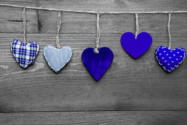 Tarjeta de felicitación amorosa con corazones azules —  Fotos de Stock