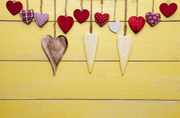Carte de vœux aimante avec des coeurs rouges et jaunes, espace de copie — Photo