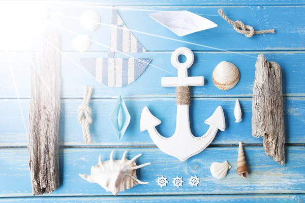 Zonnige Nautic schoolbord op houten achtergrond — Stockfoto