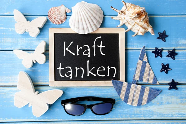 Blackboard com decoração marítima, Kraft Tanken significa relaxar — Fotografia de Stock