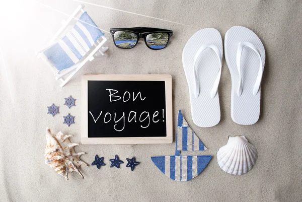 Sunny Blackboard On Sand, Bon Voyage significa buen viaje —  Fotos de Stock