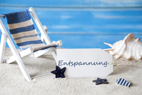 Etiqueta de verão com cadeira de convés, Entspannung significa relaxamento — Fotografia de Stock