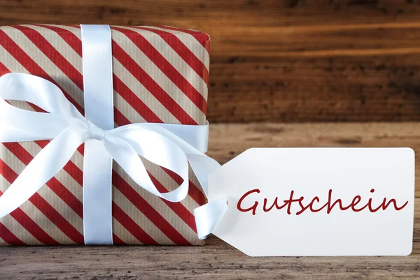 Подарунок з етикеткою, gutschein означає ваучер — стокове фото
